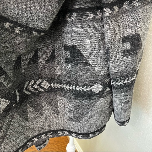 Dylan Los Angeles Geometric Patterned Aztec Style Gray Hooded Sweater Size Small - Picture 6 of 15